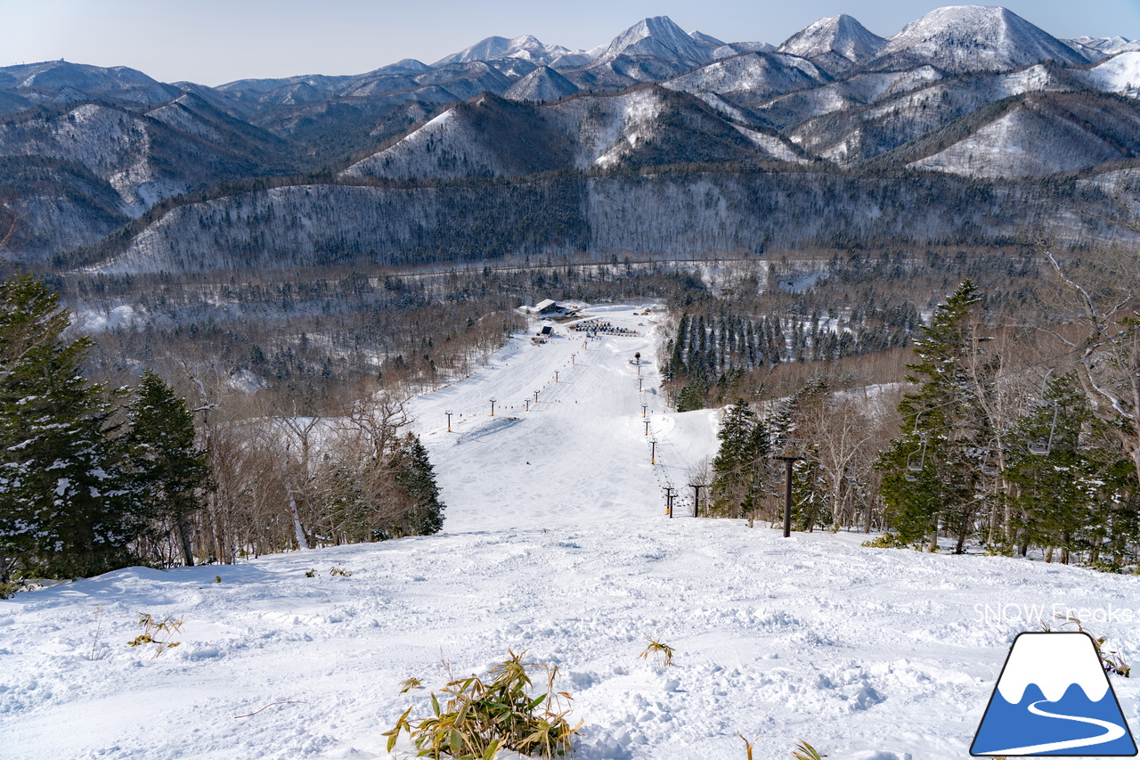 標津町営金山スキー場｜流氷の向こう側には国後島。景色もコースも、楽しすぎる日本最東端のローカルゲレンデ！